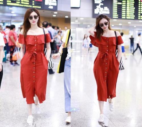 江疏影难得穿长裙去机场，不想却被胯部抢镜，网友：这也太宽了吧