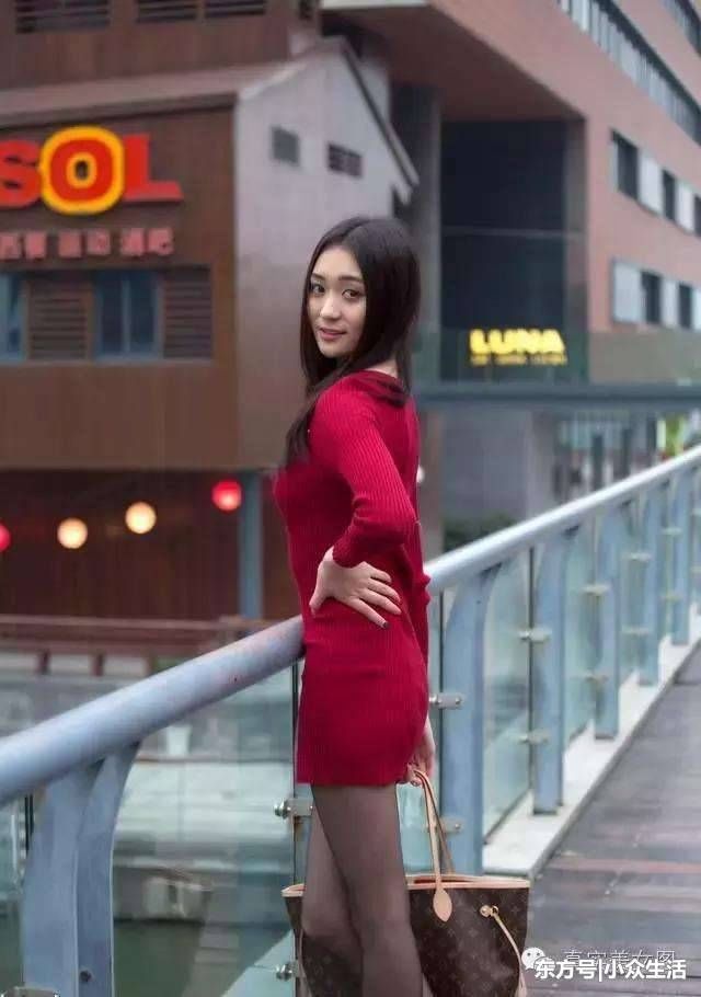 街拍:步行街上的妙龄小姐姐，黑丝袜配细高跟凸显强烈的质感