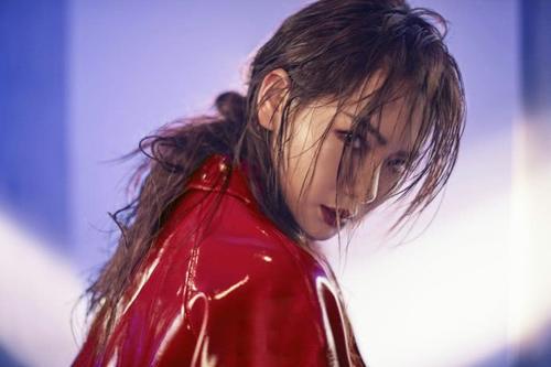 戚薇穿裙子现身，却被吐槽“胯下两根擎天柱”网友：腿是认真的吗