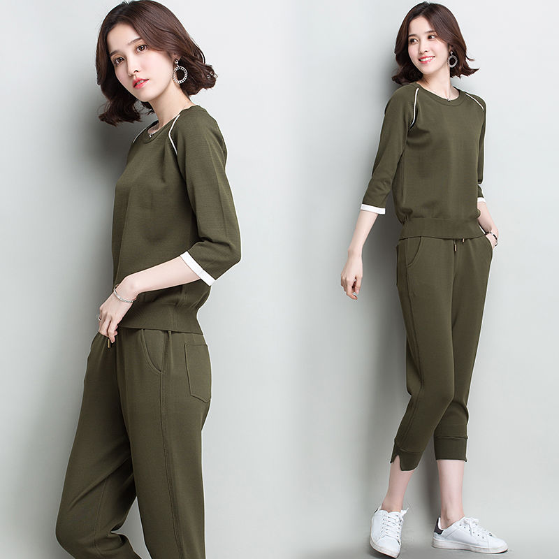 70后女人注意了,如今不流行连衣裙了,穿时髦两件套才显美显嫩