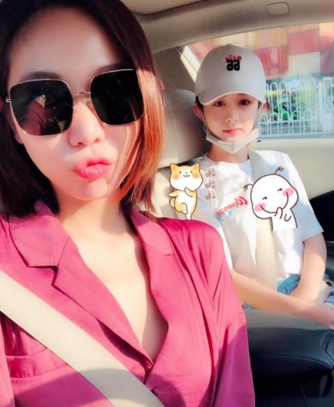 被造谣未婚先孕，10年好友晒赵丽颖生活照:小腹平坦毫无孕味!