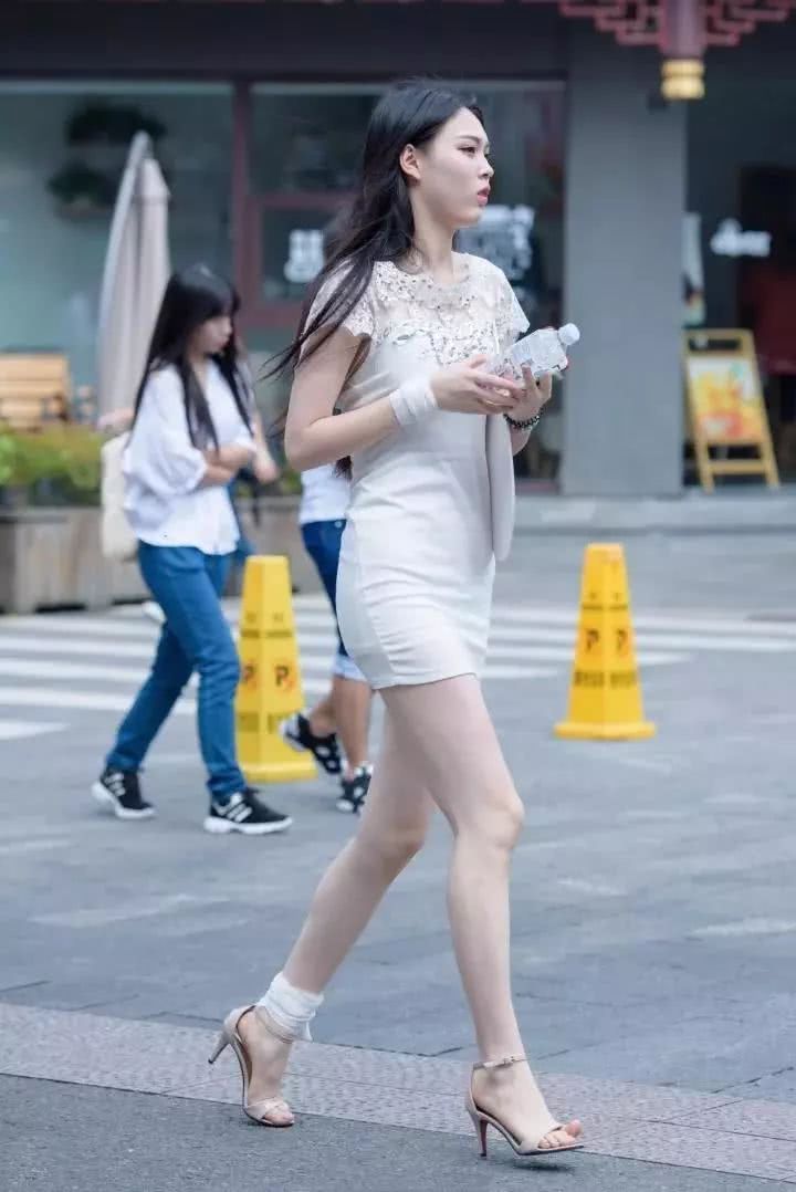 街拍：白皙大长腿模特身材性感靓丽美女