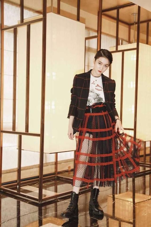 女星同穿西装，宋茜嘻哈范，杨幂御姐范，李宇春高级感十足！