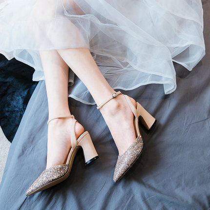 闺蜜结婚穿了这样的“亮片”高跟鞋，璀璨夺目，瞬间吸引全场目光