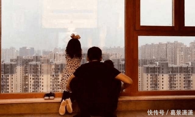 『打通』何炅宅家打通厨艺任督二脉 ,做泡面饼获赞,明星在家也这么会穿