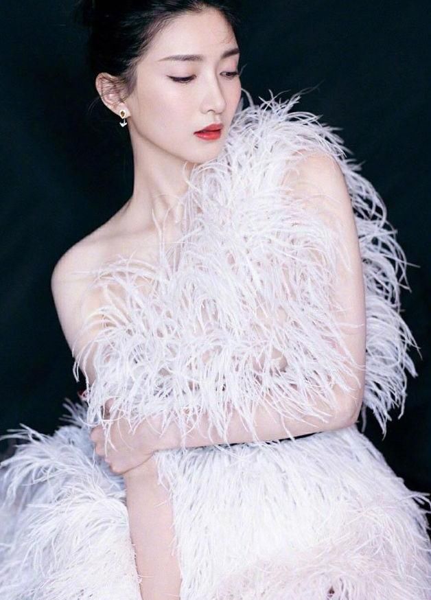  「仙气」春光俏丽下，不穿点仙气飘飘的羽饰单品怎么对得起这美好天气！