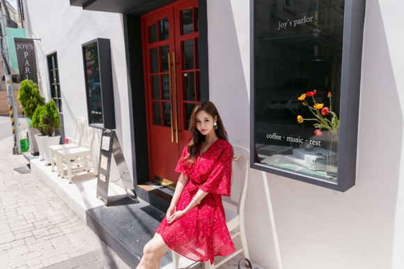 女神孙允珠，酸甜草莓洋红星斑碎花连衣裙