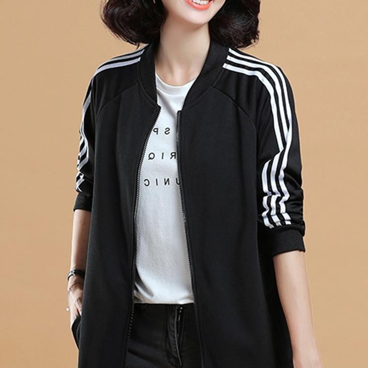 越来越多五六十岁的女人，爱穿这减龄外套，妈妈眼都不眨买了5件