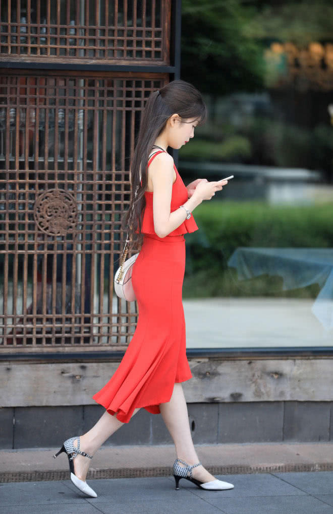 路人街拍,小姐姐穿着一身红色的吊带裙,身材非常的修长动人