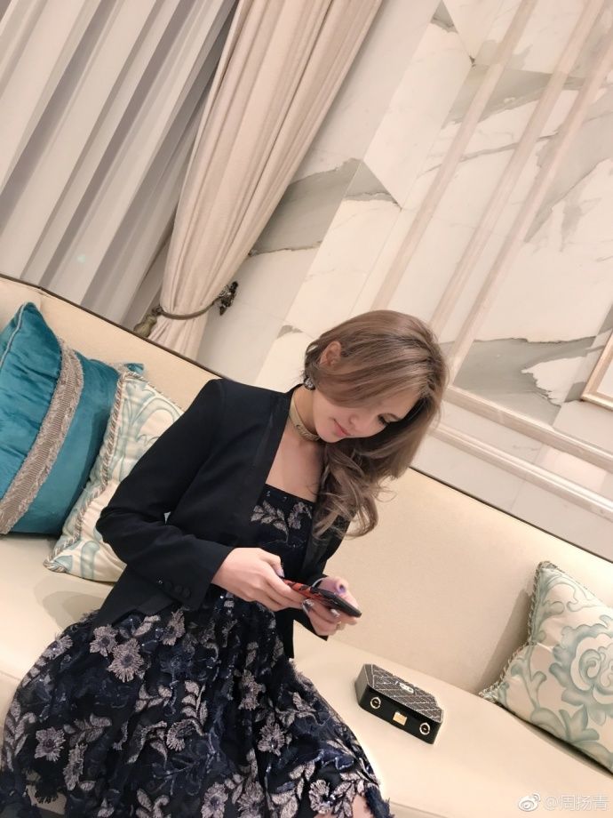 罗志祥女友周扬青晒出一组美照,吊带印花纱裙露出水嫩肌肤