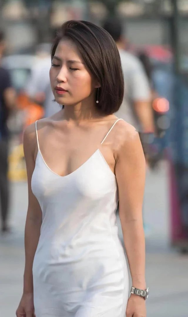 街拍：一袭柔美的白色短裙小姐姐,清爽的短发时尚性感