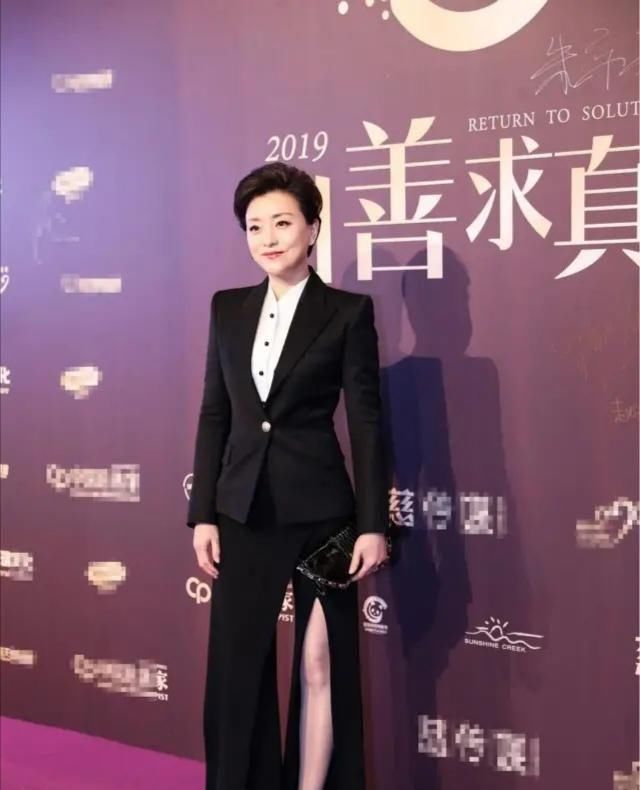 『韵味』杨澜难得如此羞涩，紧身裙配黑丝很有韵味