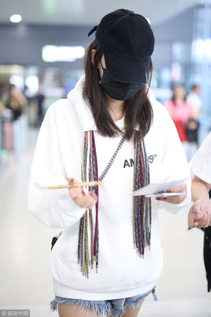 90后辣妈孙怡清晨口罩遮面出行 大长腿又细又长抢镜