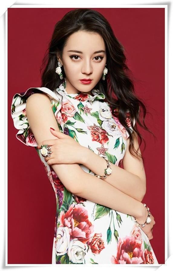 当热巴和刘涛同穿一件印花裙，终于明白了简单即时尚的真正含义