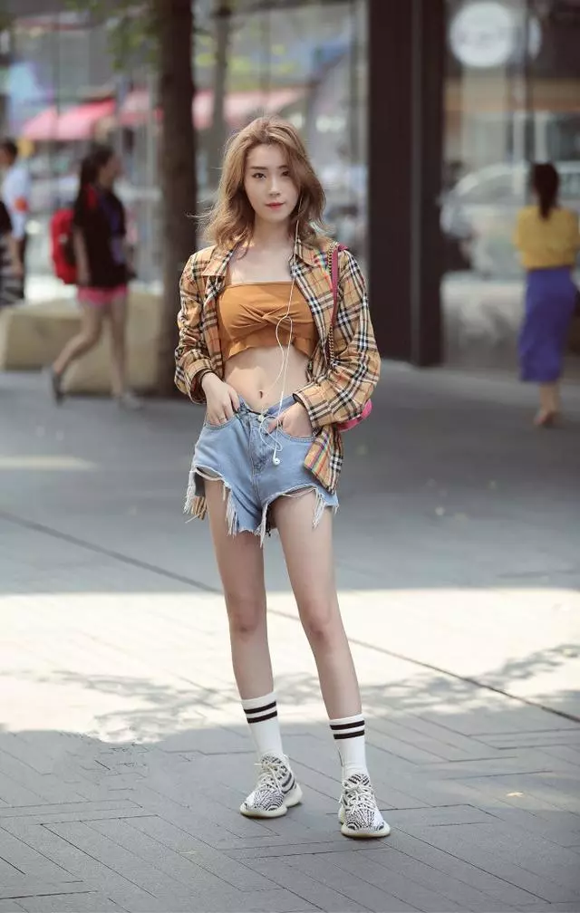 路人街拍，时尚小姐姐穿露脐装显露纤细小蛮腰，大长腿抢镜！