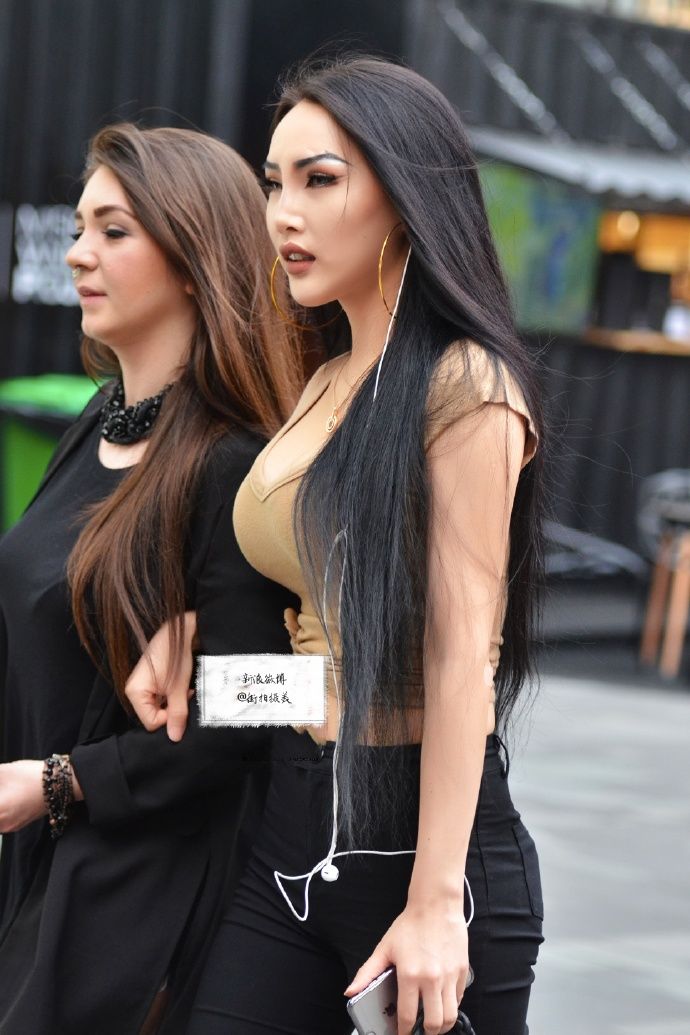 街拍，身材很棒，脸妆风格有些怪异