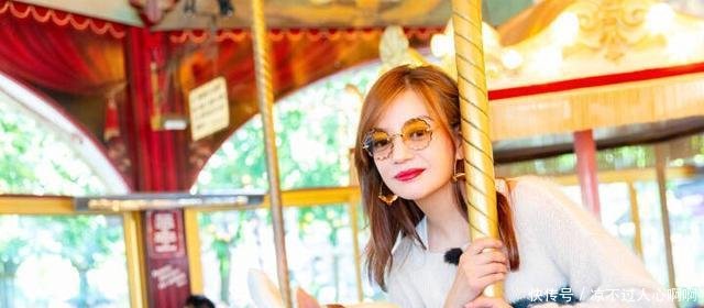 赵薇也老了 出席节目只能用用墨镜掩饰粉底都遮不住的眼袋!