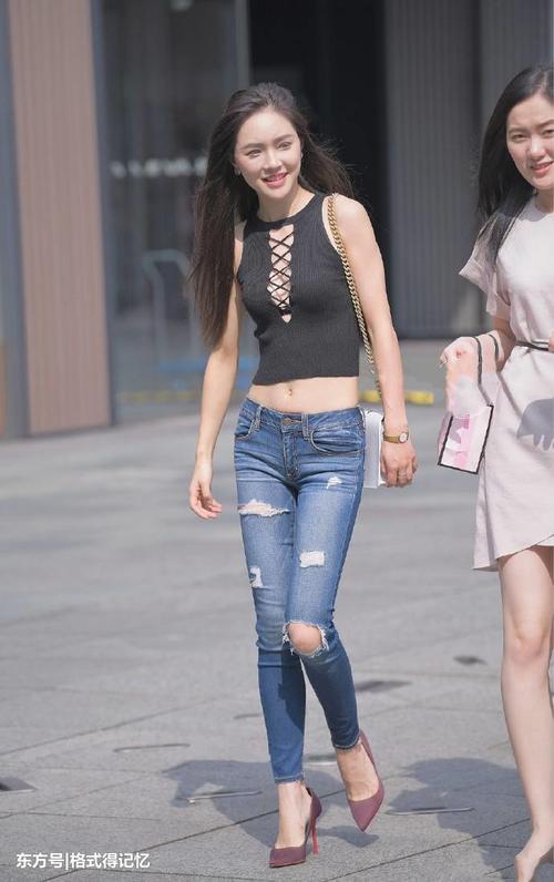 低腰紧身牛仔裤搭配肚脐装才够美，你看了就知道有多美！