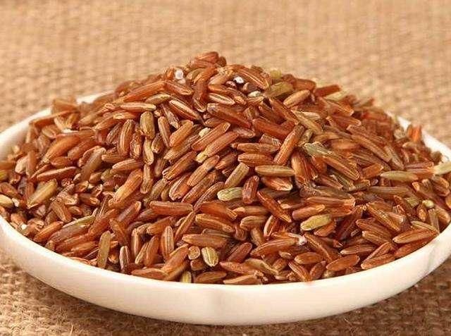 毛孔里反反复复挤出的小米粒，属于螨虫黑头，陨灭螨虫只需2招