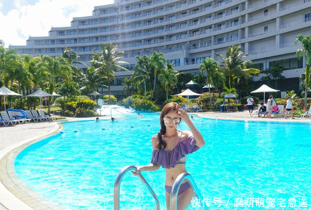 聚光灯下：玲珑有致的小姐姐穿比基尼泳装，秀出完美人鱼线！