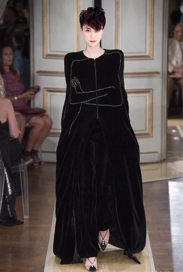 有一种“极简主义”，把女人的身体戴在耳朵上