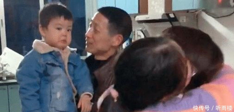 姐姐■宝宝“吃醋”表情萌翻网友,看到妈妈只抱了姐姐,弟弟心里很委屈