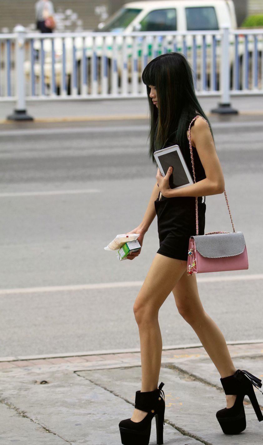 街拍:穿黑色紧身超短裙高跟长腿妹子,真瘦,瘦也是一种美