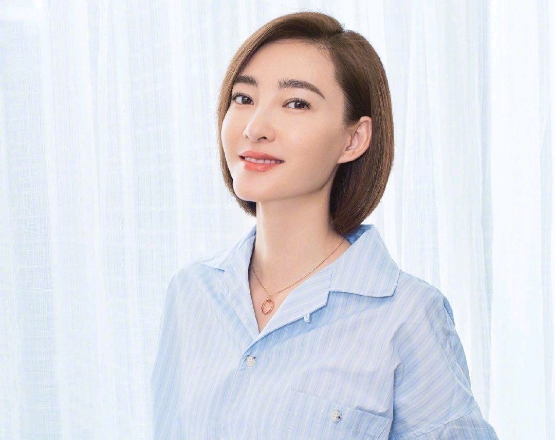  『选择』时尚的小姐姐,穿连衣裙都选择亮丽的色彩,更出众更惊艳!