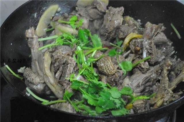 「我家」鸭子如此烧,不腥不柴特别香,操作简单,我家每年吃掉几十只