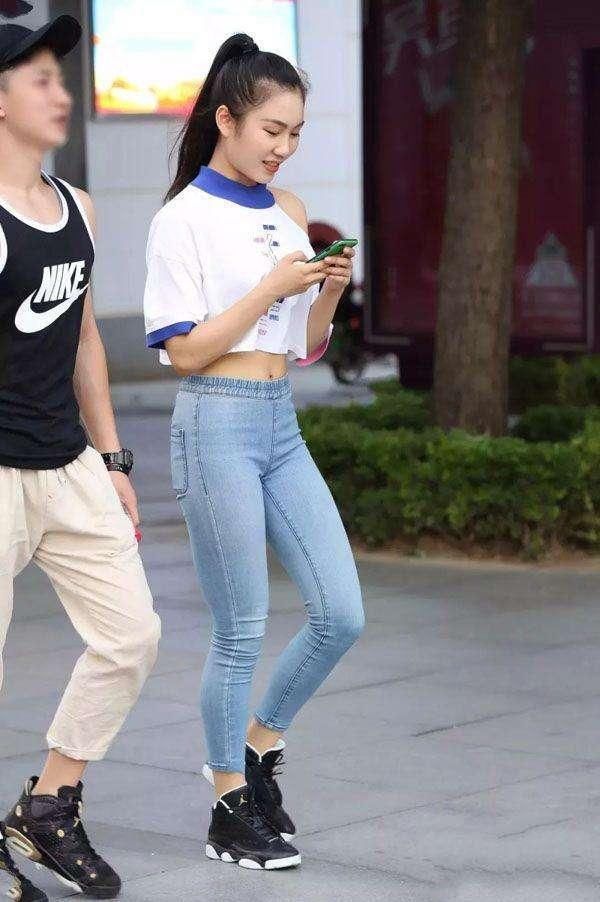 微胖的小姐姐穿上紧身牛仔裤，一样可以丰满动人!