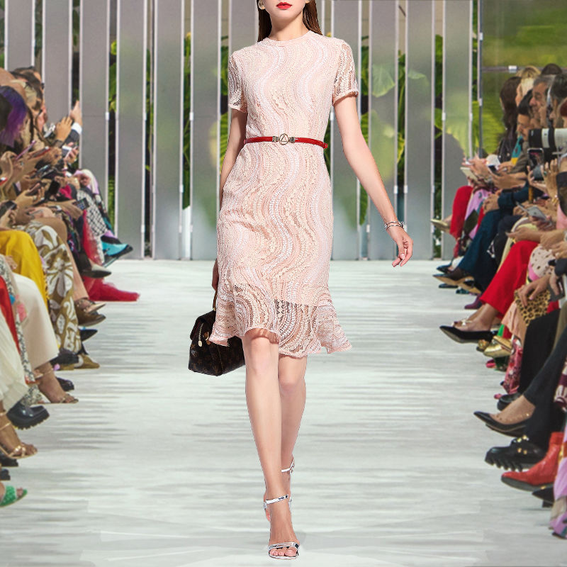 公司秘书穿上鱼尾裙勾勒出性感有致的曲线，成了全公司的焦点