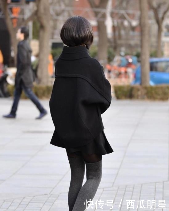  「小姐姐」街拍：皎若秋月的小姐姐，一件黑色上衣配白色短裤，青春活力气息