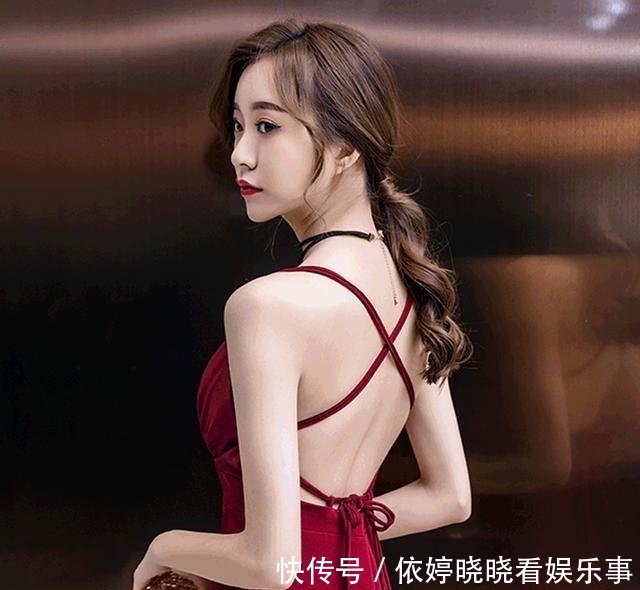『勾勒』皮肤白皙水嫩的小姐姐, 吊带连衣裙勾勒出曼妙曲线, 性感又优雅