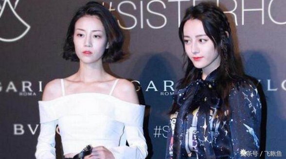 李溪芮不管和谁合照都是厌世脸，和迪丽热巴也是，唯独对他很特殊