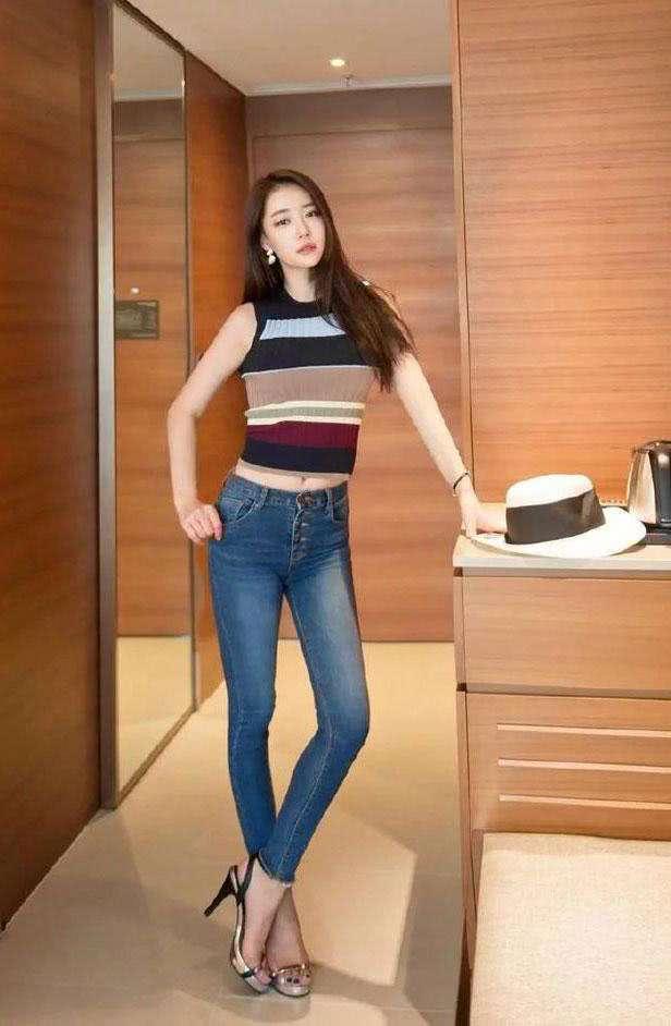 紧身裤回头率爆表,优雅甜美尽显性感魅力,好身材一览无遗