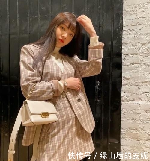 【增加】JOY时尚周穿搭日常，格纹西服套裙搭高领毛衣出镜，减龄温柔