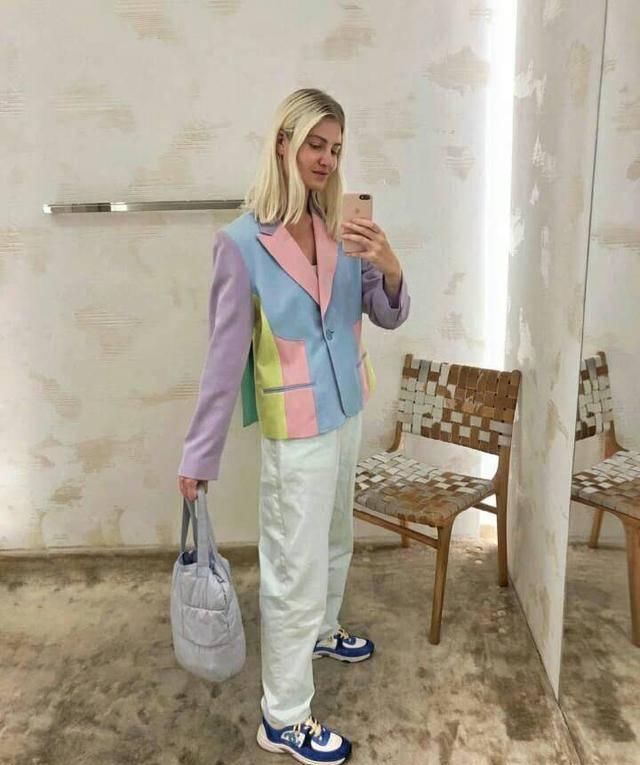  『博主』鲜艳的衣服浮夸？这位国外博主，将糖果色穿出了“中国式”的甜美