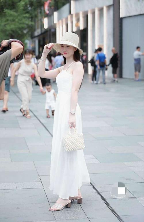 街拍：白色吊带连衣裙美女小巧可爱，小鸟依人的样子真的让人喜欢