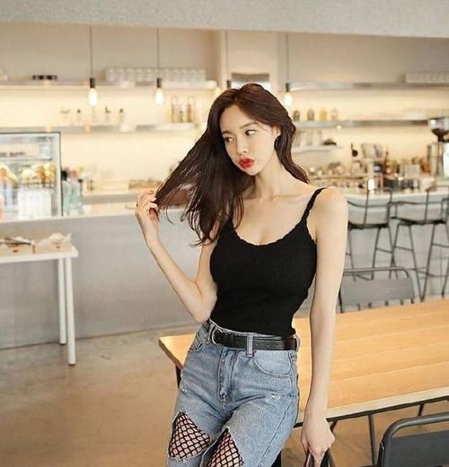 #着装#街拍:温婉大气的清纯小姐姐,让你的美与常人不同