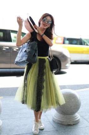 没有林志玲的身材真别穿小背心，像蔡依林这样撑不起来就尴尬了！