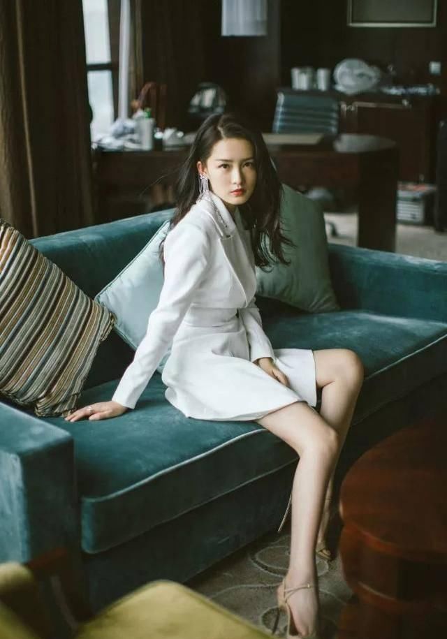 【 开叉】前凸后翘曲线太绝,李沁原来这么辣的吗?穿高开叉礼服还要大露背