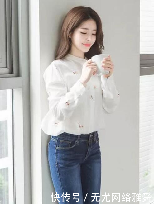  [女人]修身的牛仔裤，满满的青春活力，展现出女人的完美身材