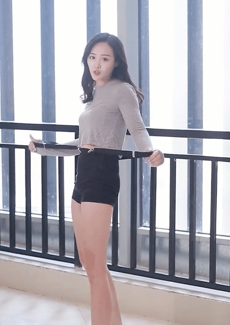 『美女』美女这身材真匀称,穿上短裤活力四射的感觉!
