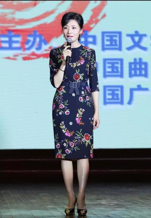  『周涛为自己』周涛美得太优雅，穿刺绣连衣裙亮相，40、50岁的女人照着穿一样美