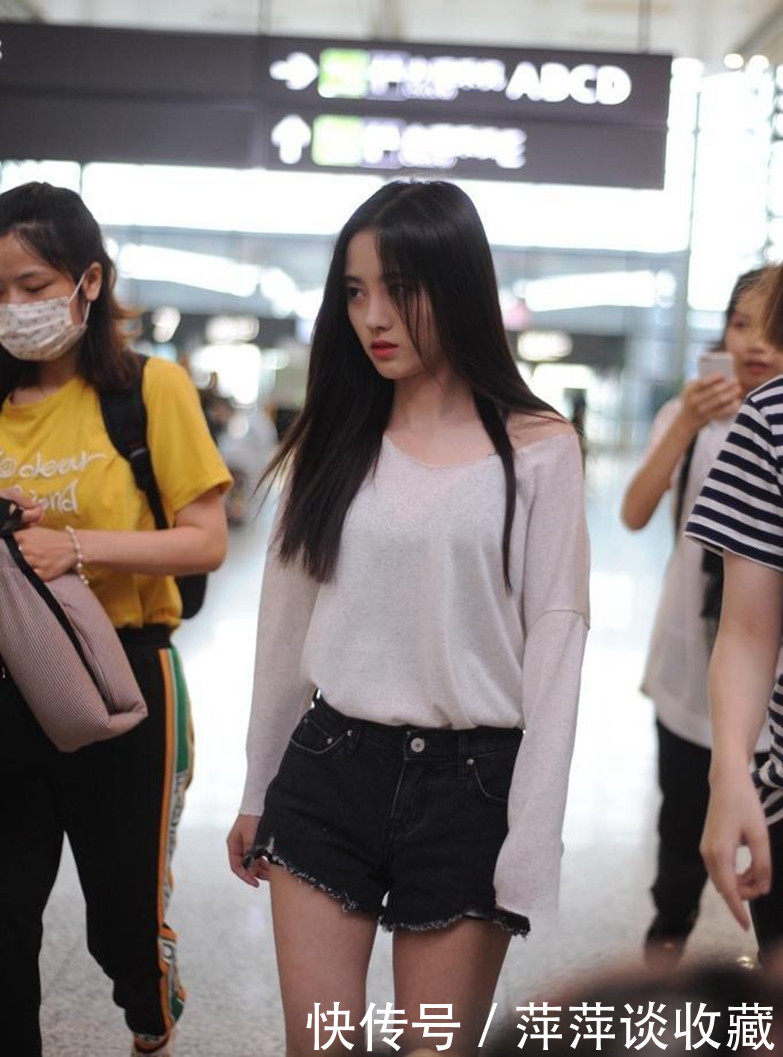 鞠婧祎现身机场被拍，她的身材是相当的好，看得出来她特别的瘦