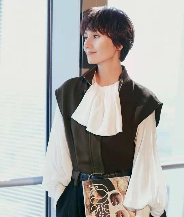  『特别』被42岁的袁泉惊艳到，花毛衣配黑裙，不再高冷一反常态，气质真好