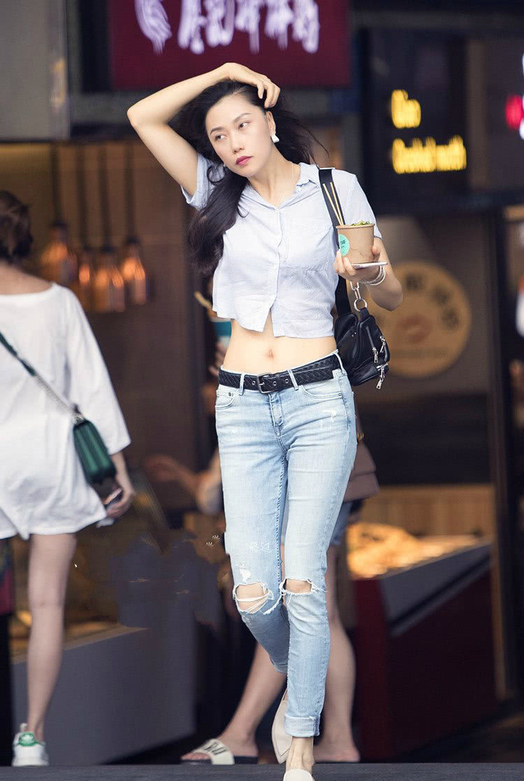 街拍：穿着时尚靓丽的小姐姐，高颜值美腿修长曲线性感！