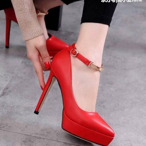 尖头高跟鞋打造优美弧度曲线，勾勒纤纤玉足