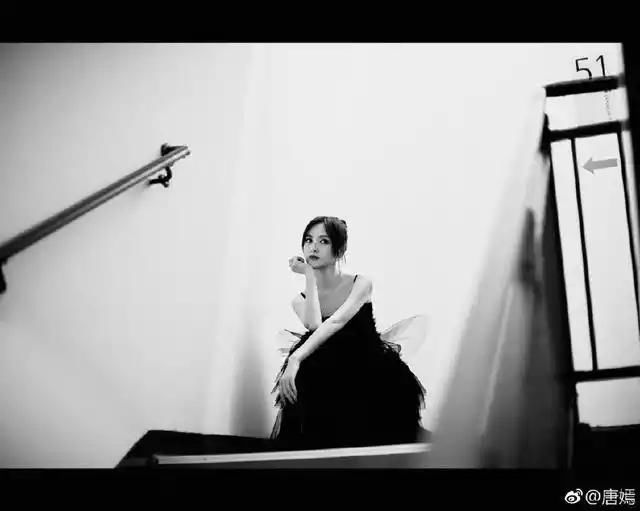 唐嫣真厉害!穿的吊带裙空荡荡的 网友:这尺寸没得遮