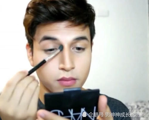 看腻女生化妆,帅气小哥化妆手法非常独特,妆后一定不会让你失望